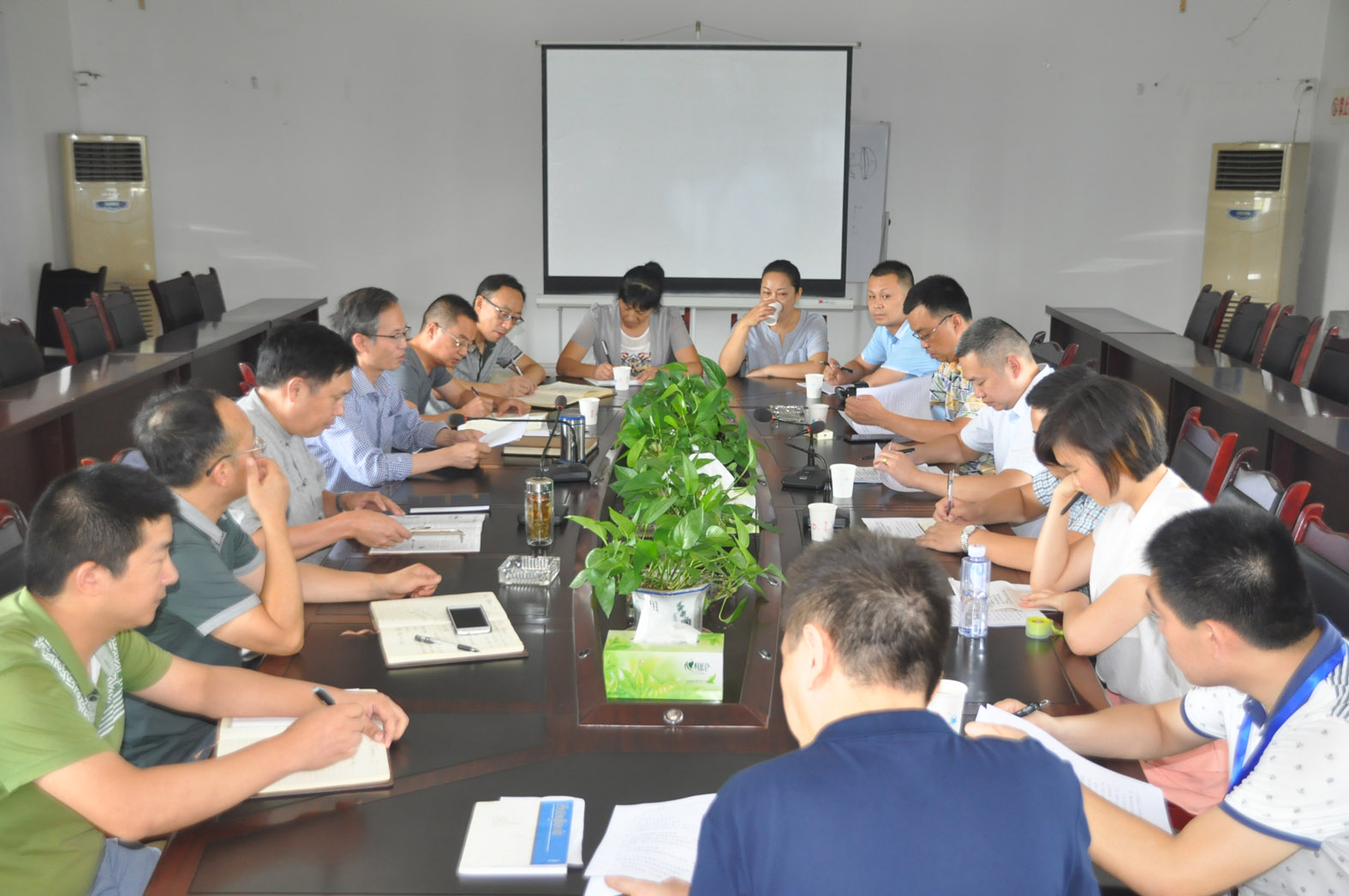 蓬莱公司SD定量定向劳动竞赛 劳模创新工作获遂宁市总工会肯定 8月2日,遂宁市总工会经济工作部部长刘双权一行在大英县总工会副主席廖成龙、工业园区主席袁增荣的陪同下莅临蓬莱公司对SD定量定向劳动竞赛劳模创新工作进行调研,蓬莱公司董事长、劳模工作室创新团队队长刘仲权,人文总监、工会主席代昀向遂宁市、大英县工会领导汇报了蓬莱公司在开展SD定量定向劳动竞赛及劳模创新工作室的情况。 工会主席代昀在汇报时说,根据2016年3月9日遂工发〔2016〕4号《遂宁市劳动竞赛定向管理办法》和《遂宁市职业技能定量比赛管理